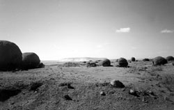 Каменные шары — железо-марганцевые конкреции, образовавшиеся когда-то на дне моря